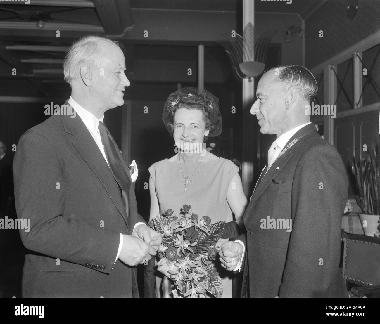 Jonkheer Dr. Van Nispen tot Pannerden celebra il 25th anniversario del sindaco Van Berkel e della signora Van Nispen Data: 6 giugno 1962 Parole Chiave: Ambtsjubilea Foto Stock