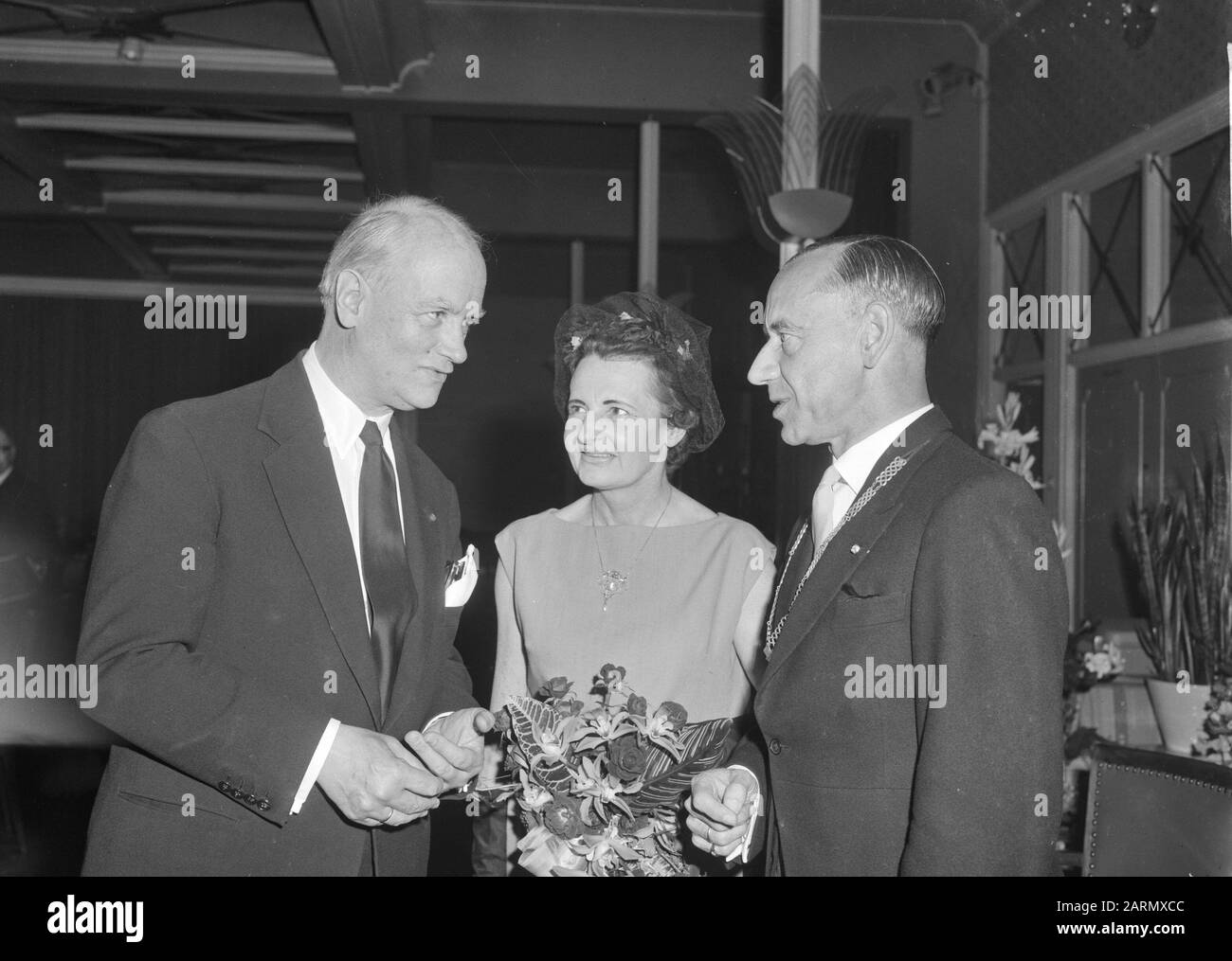 Jonkheer Dr. Van Nispen tot Pannerden celebra il 25th anniversario del sindaco Van Berkel e della signora Van Nispen Data: 6 giugno 1962 Parole Chiave: Ambtsjubilea Foto Stock