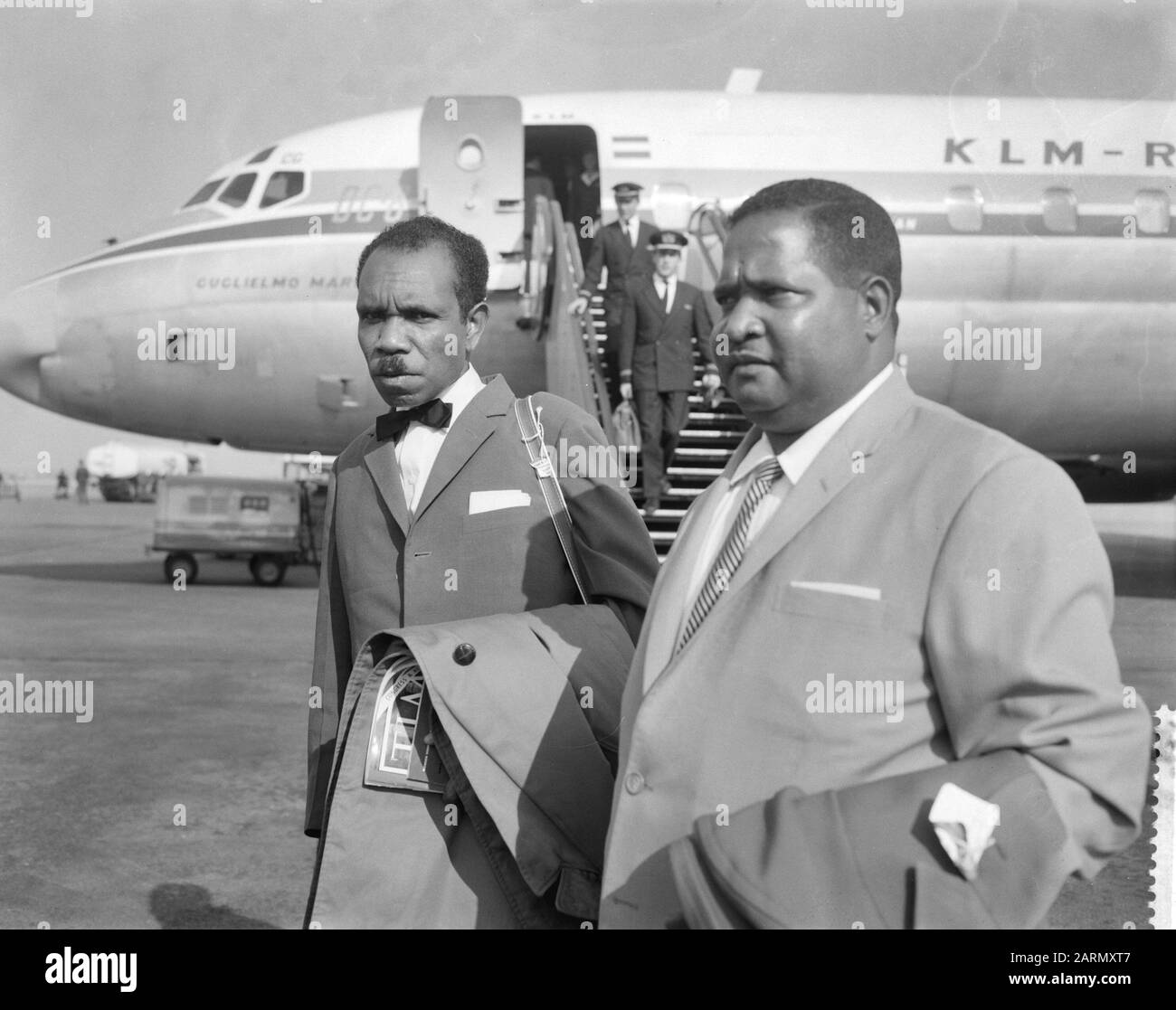 Due leader del Consiglio della Nuova Guinea a Schiphol sono arrivati alla piattaforma Data: 20 agosto 1962 Località: Noord-Holland, Schiphol Parole Chiave: Arrivi, leader, piattaforme Nome personale: New -GUINEARAAD Foto Stock