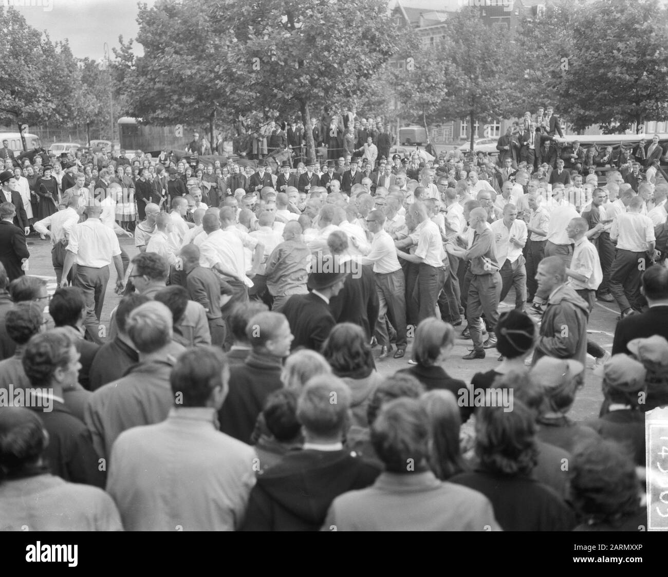 Battaglia per la birra Barrel su Museumplein, The Green of the Free University e San Tommaso Data: 21 settembre 1962 Foto Stock