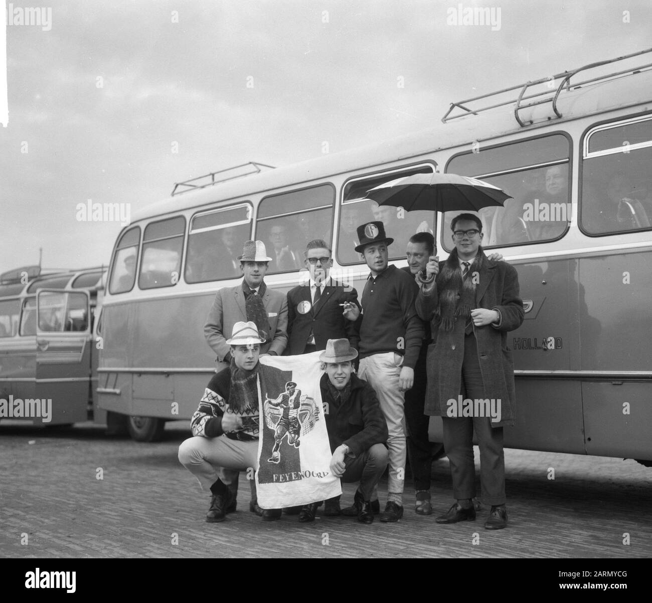 Feyenoord-supporters per la partenza ad Anversa Data: 12 dicembre 1962 Località: Anversa Parole Chiave: Sostenitori, partenza Foto Stock