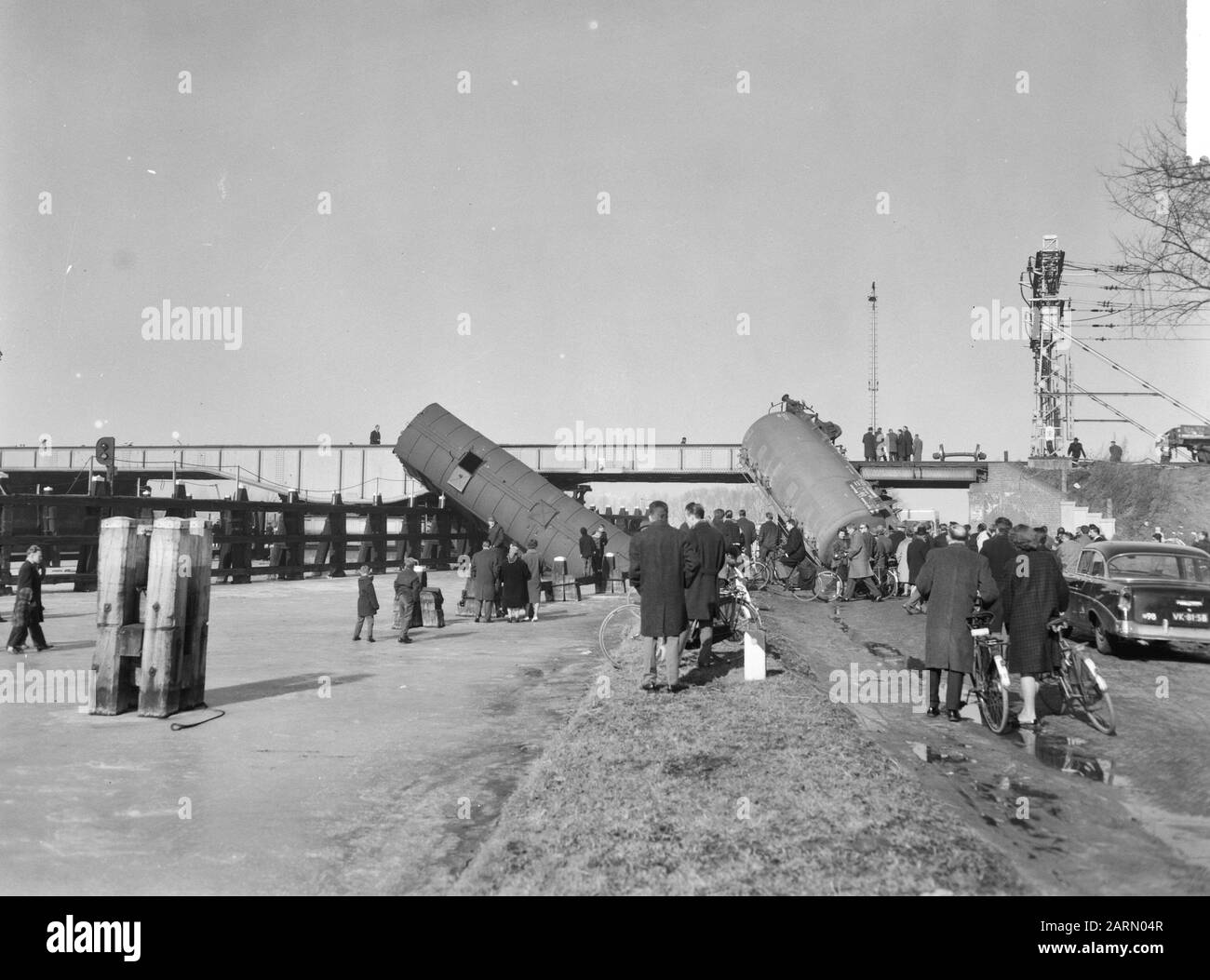 Treno merci derails sul ponte sul Gouwe vicino Gouda uno dei vagoni arrivati sul ghiaccio e uno sulla strada Data: 3 marzo 1963 posizione: Gouda Parole Chiave: Ponti, treni merci, vagoni, strade Foto Stock