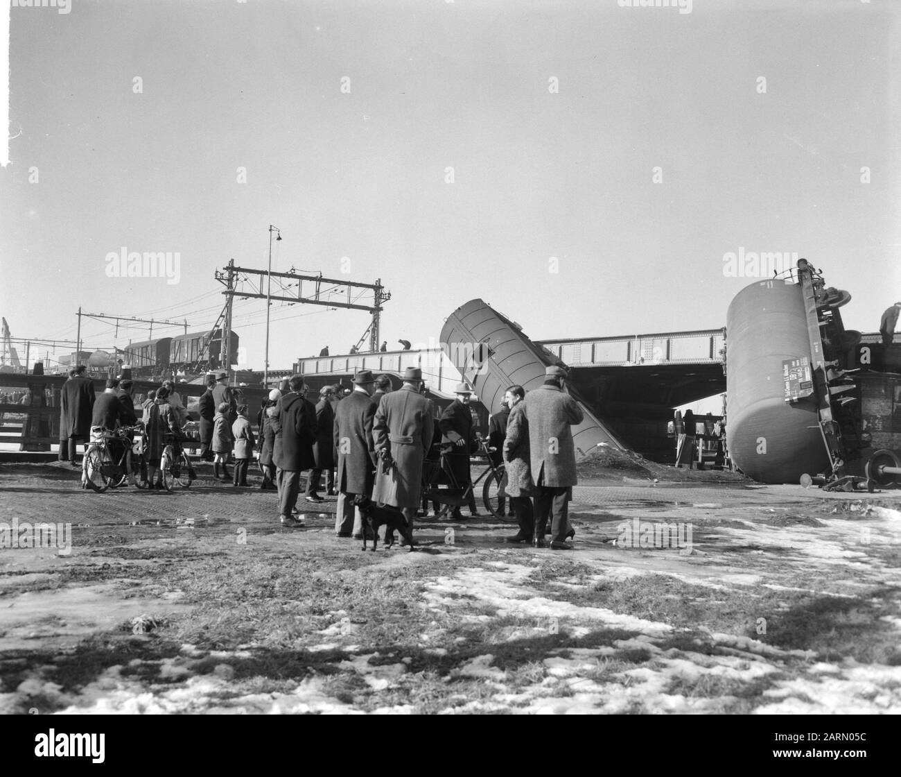 Treno merci derails sul ponte sul Gouwe vicino Gouda uno dei vagoni arrivati sul ghiaccio e uno sulla strada Data: 3 marzo 1963 posizione: Gouda Parole Chiave: Ponti, treni merci, vagoni, strade Foto Stock