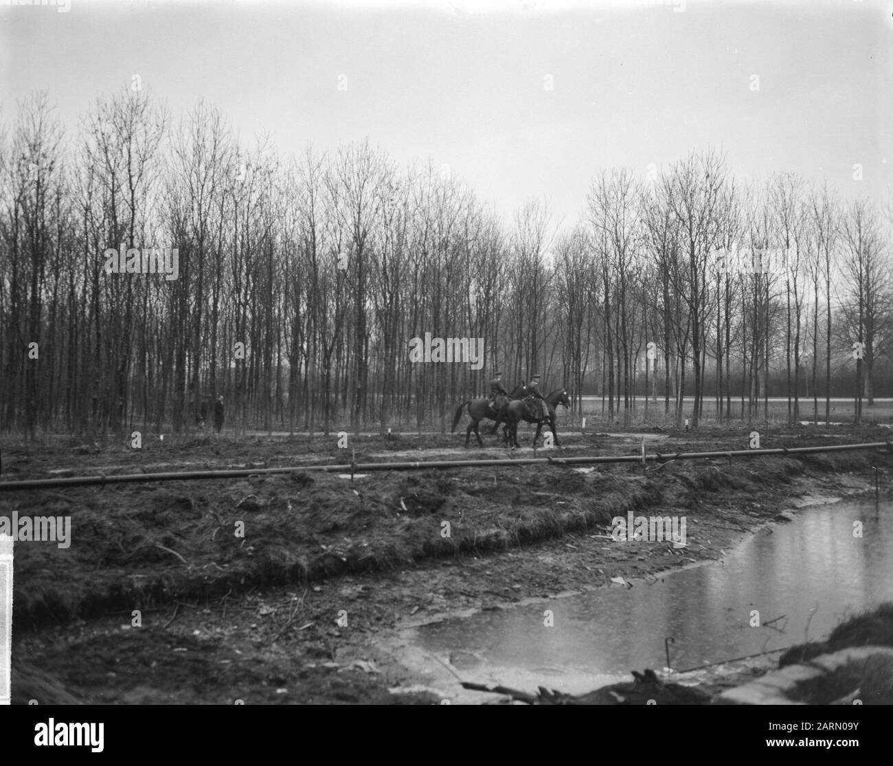 Misure di sicurezza da visitare De Gaulle. Sorveglianza della polizia nella foresta che circonda Palace Huis ten Bosch Data: 16 marzo 1963 Parole Chiave: Guardie di polizia, MISURE DI SICUREZZA, visite, foreste Nome personale: Gaulle, Charles de Institutioningsname: Palace Huis ten Bosch Foto Stock