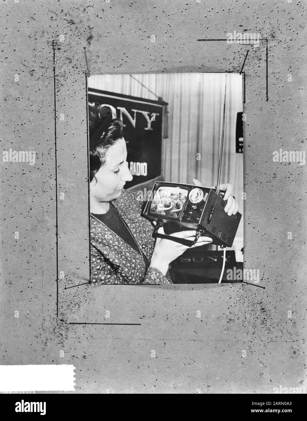 Il più piccolo dispositivo TV al mondo Annotazione: Repronegative Data: 14 marzo 1963 Località: Austria Parole Chiave: Televisori Foto Stock