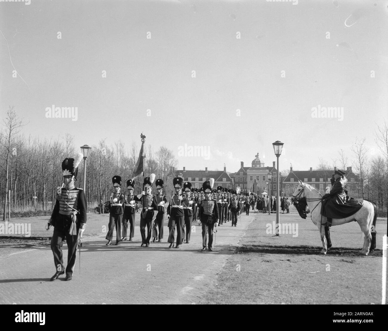 Misure di sicurezza da visitare De Gaulle. Honor guard a Huis ten Bosch Data: 16 marzo 1963 Parole Chiave: Misure di sicurezza, visite, guardie onorarie Nome personale: Gaulle, Charles de Foto Stock