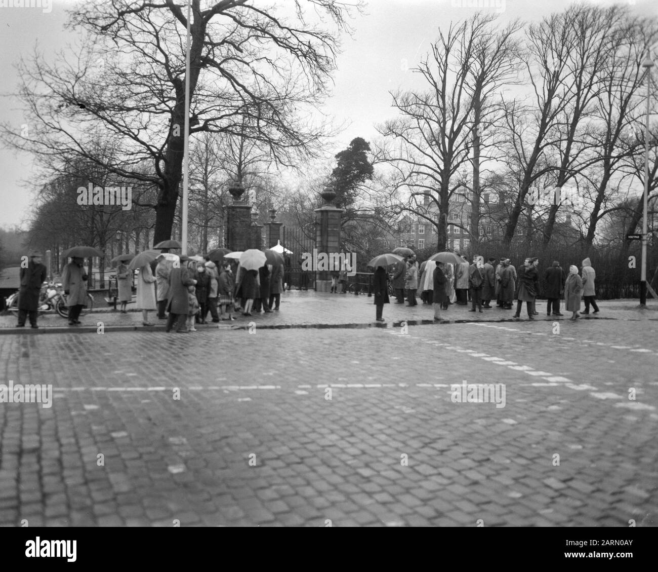 Misure di sicurezza da visitare De Gaulle. Huis ten Bosch, persone in attesa Data: 16 marzo 1963 Parole Chiave: MISURE di sicurezza, visite Nome personale: Gaulle, Charles de Foto Stock