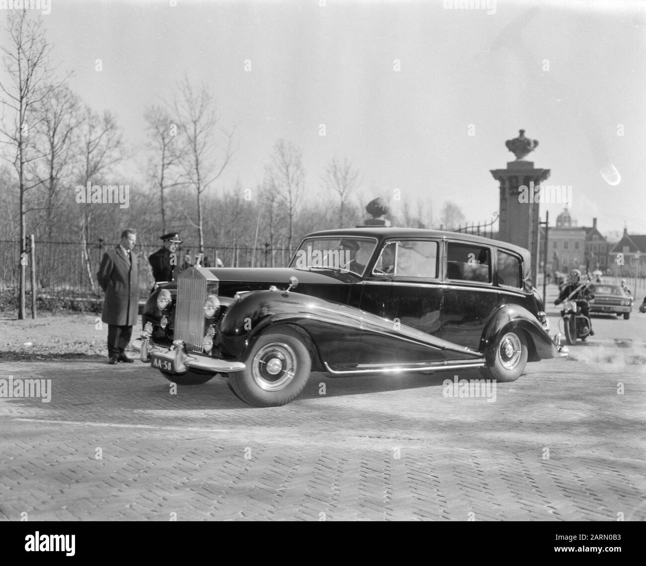 Misure di sicurezza da visitare De Gaulle. Huis ten Bosch, persone in attesa Data: 16 marzo 1963 Parole Chiave: MISURE di sicurezza, visite Nome personale: Gaulle, Charles de Foto Stock