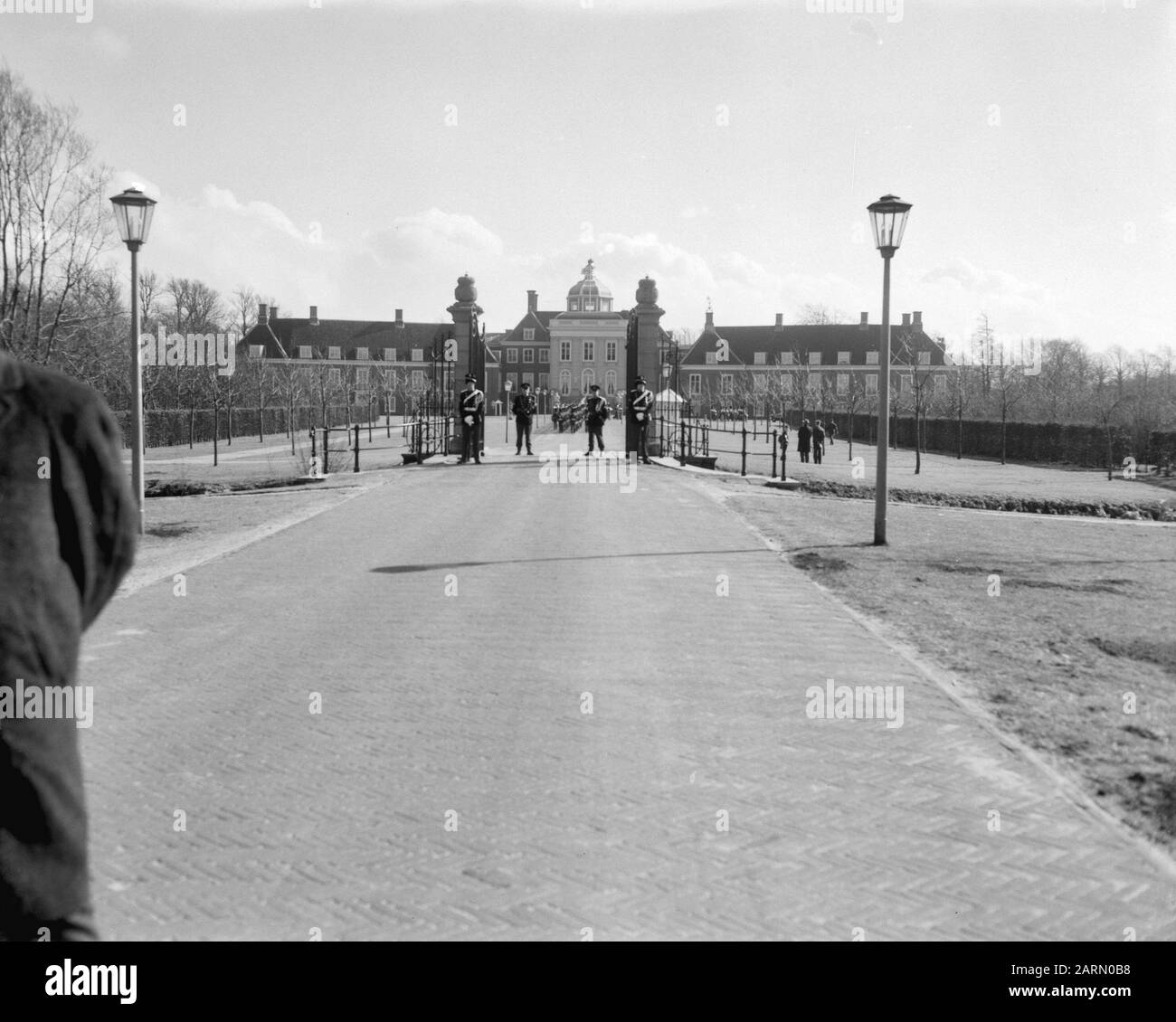 Misure di sicurezza da visitare De Gaulle. Huis ten Bosch, persone in attesa Data: 16 marzo 1963 Parole Chiave: MISURE di sicurezza, visite Nome personale: Gaulle, Charles de Foto Stock