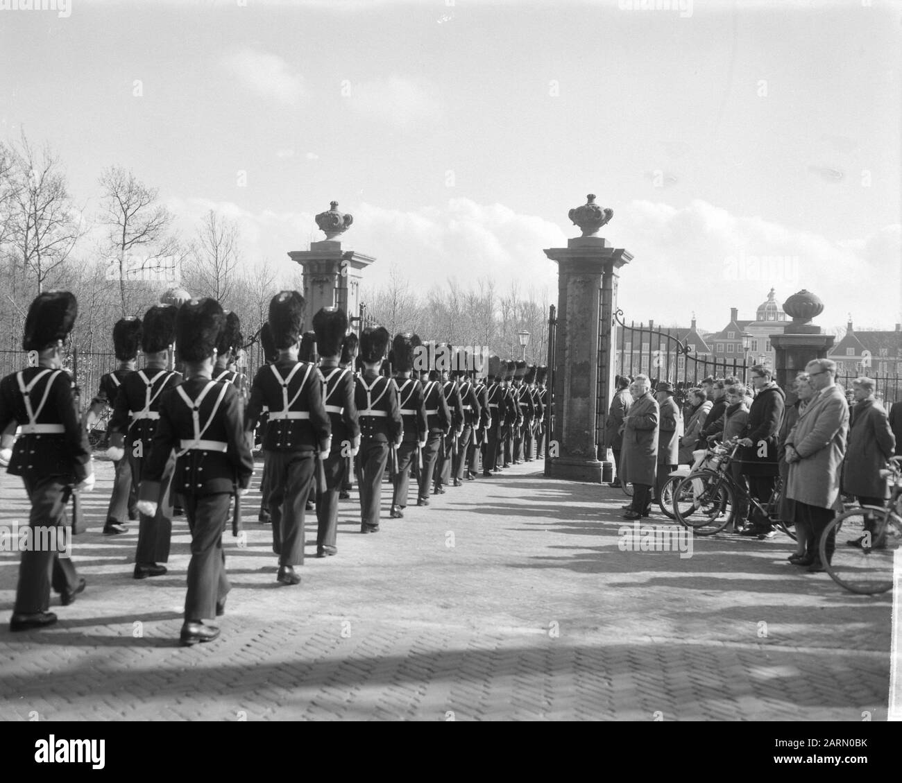 Misure di sicurezza da visitare De Gaulle. Honor guard a Huis ten Bosch Data: 16 marzo 1963 Parole Chiave: Misure di sicurezza, visite, guardie onorarie Nome personale: Gaulle, Charles de Foto Stock