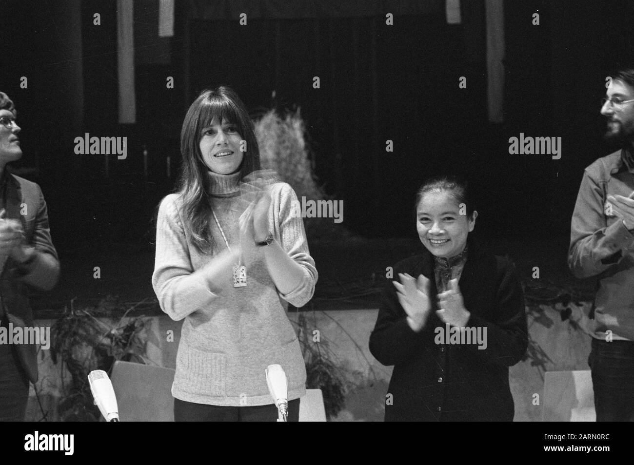 Vietnam evento nel centro culturale De Lindenberg a Nijmegen frequentato da Jane fonda; Jane fonda (l) e Mrs Pham Thi Minh Data: 18 gennaio 1975 luogo: Nijmegen Parole Chiave: Attivisti, attrici, star del cinema, eventi Nome personale: Fonda Jane, Minh Pham Thi Foto Stock