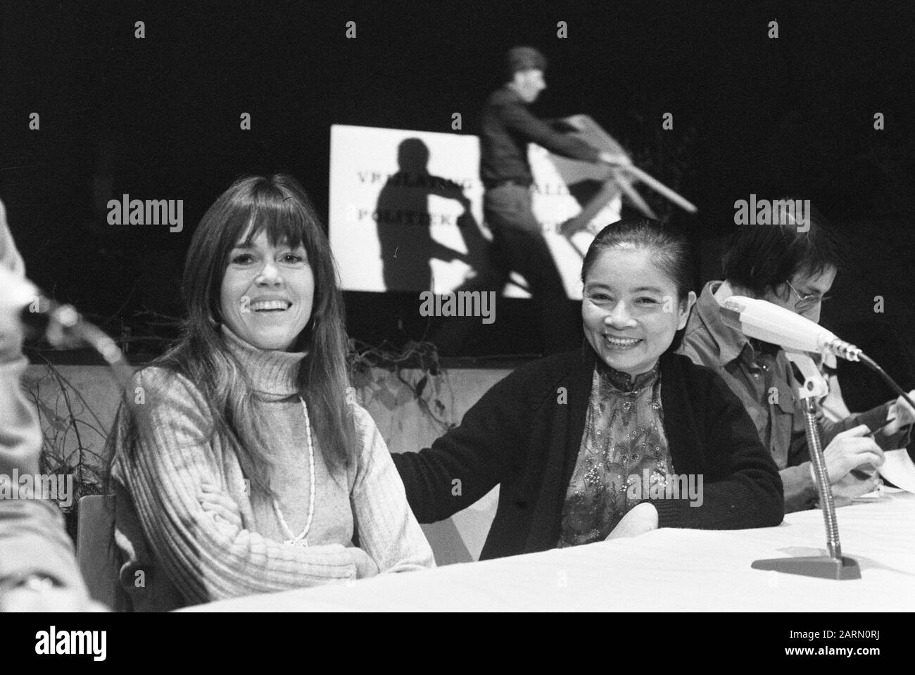 Vietnam evento nel centro culturale De Lindenberg a Nijmegen frequentato da Jane fonda; Jane fonda (l) e Mrs Pham Thi Minh Data: 18 gennaio 1975 luogo: Nijmegen Parole Chiave: Attivisti, attrici, star del cinema, eventi Nome personale: Fonda Jane, Minh Pham Thi Foto Stock