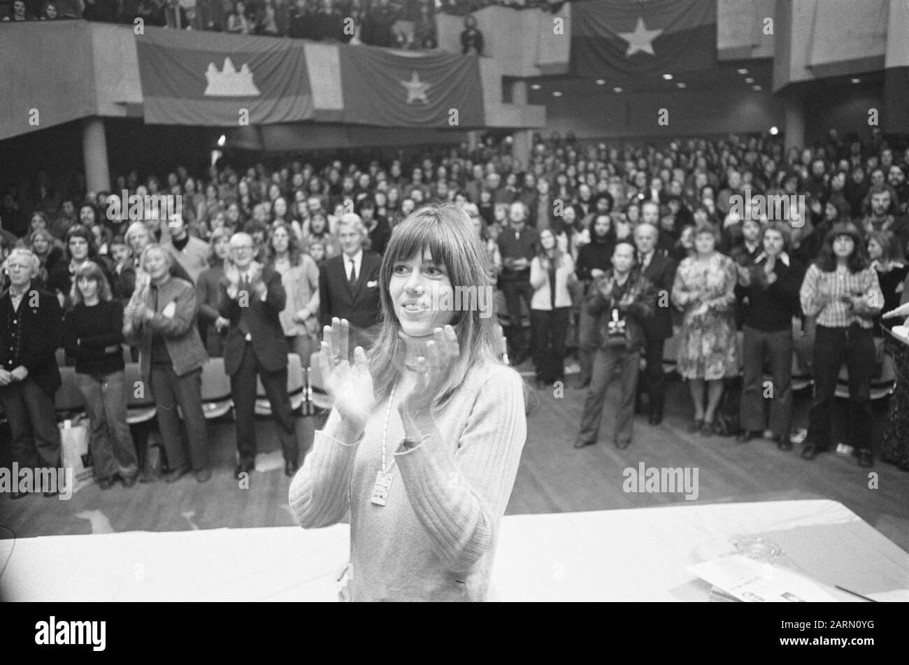 Evento Vietnam nel centro culturale De Lindenberg a Nijmegen frequentato da Jane fonda Data: 18 gennaio 1975 Località: Nijmegen Parole Chiave: Attivisti, attrici, star del cinema, eventi Nome personale: Fonda Jane Foto Stock