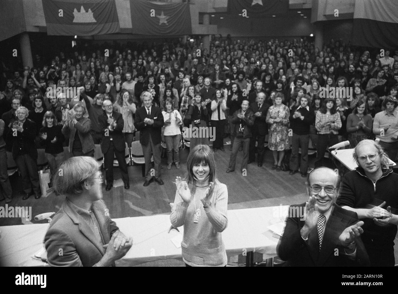Evento Vietnam nel centro culturale De Lindenberg a Nijmegen frequentato da Jane fonda; Jane fonda con data pubblica: 18 gennaio 1975 Località: Nijmegen Parole Chiave: Attivisti, attrici, star del cinema, eventi Nome personale: Fonda Jane Foto Stock