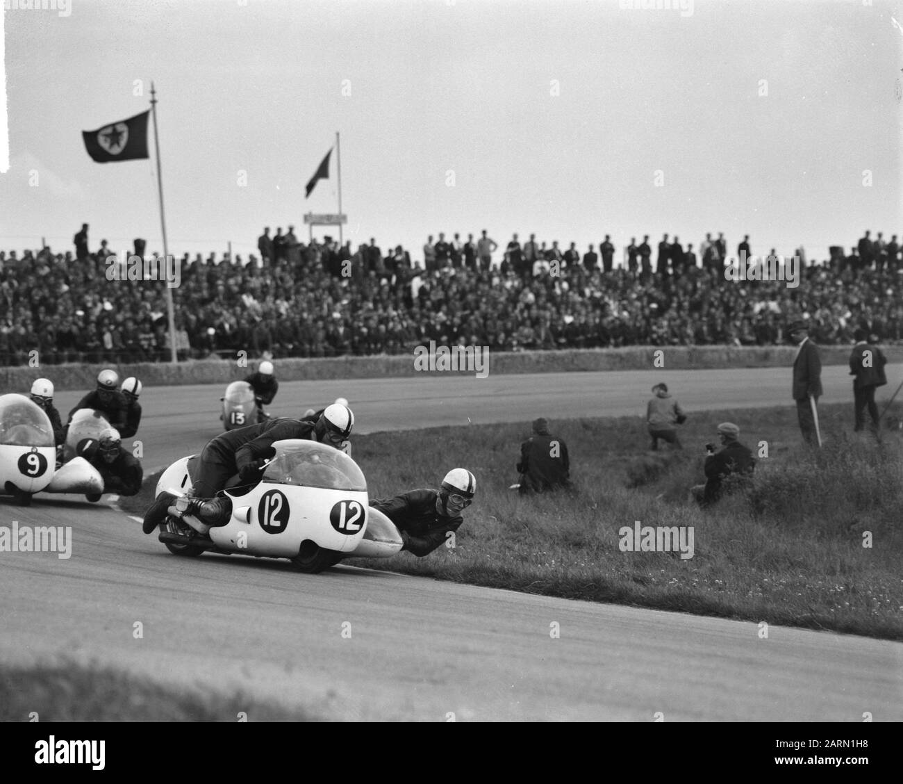 TT Assen 1963 TT ad Assen. La classe sidecar. Numero 12 Wakefield con Hilton (Inghilterra) Data: 29 Giugno 1963 Località: Axis Keywords: Moto, corse, corse Nome Persona: Hilton Institution name: TT Foto Stock