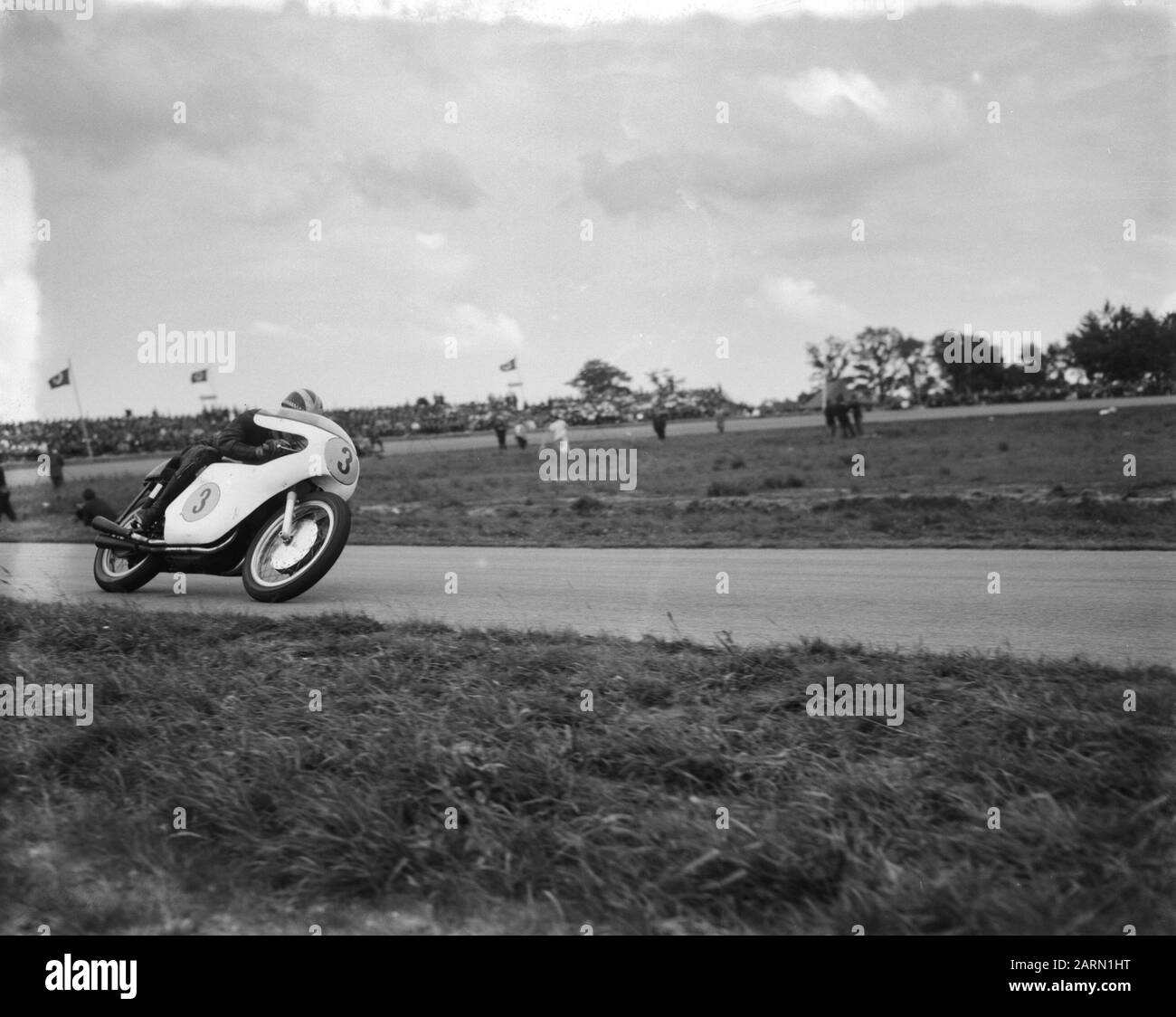 TT Assen 1963 TT ad Assen. La classe 500cc. Phil Read (Inghilterra) Data: 29 Giugno 1963 Località: Axis Keywords: Moto, sport motoristici, corse Nome Persona: Read, Phil Foto Stock