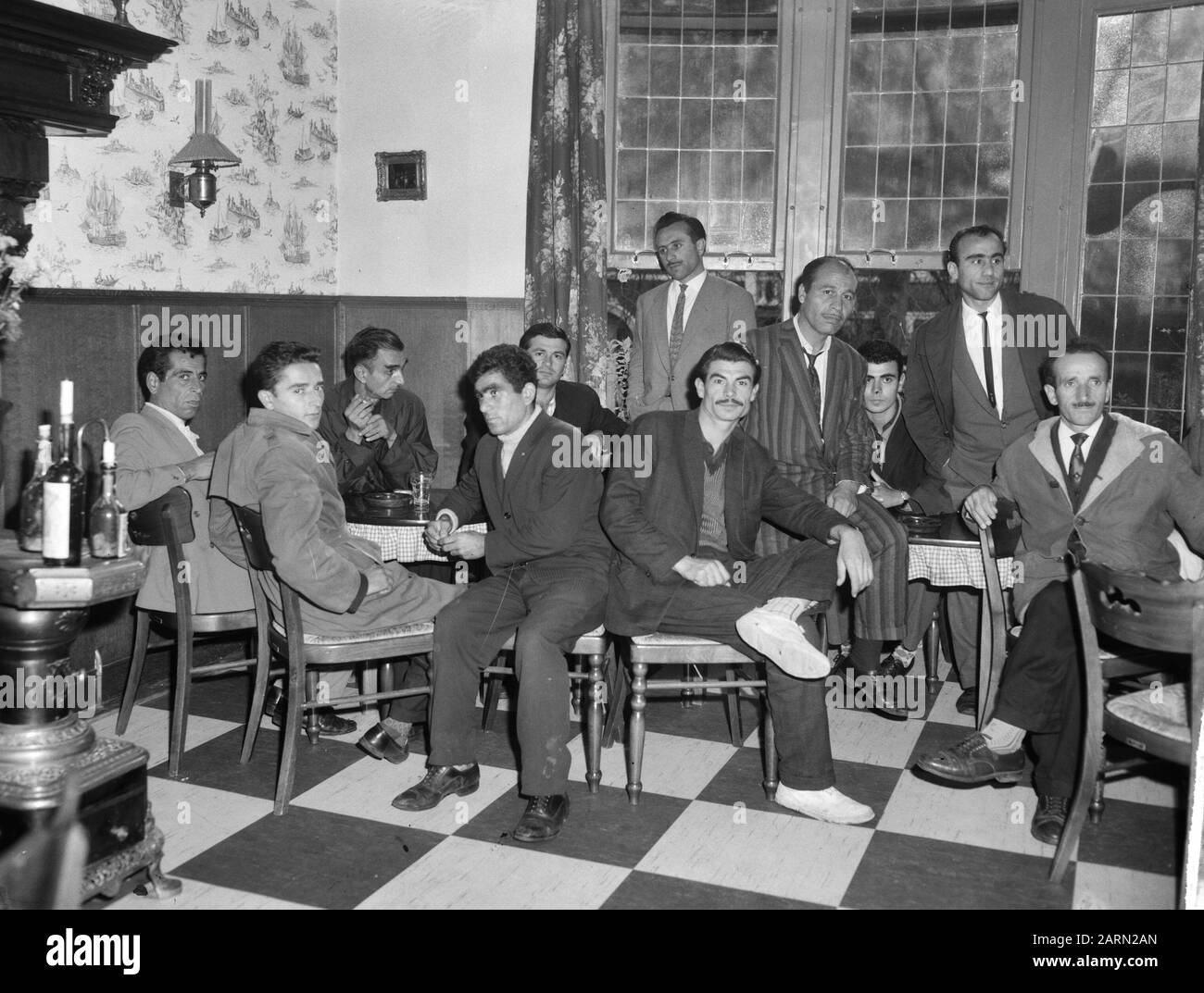 Sessanta Turchi attendono il permesso di lavoro qui ad Amsterdam hotel. The Delised Turks Data: 22 Ottobre 1963 Luogo: Amsterdam, Noord-Holland Parole Chiave: Uomini, Alberghi Foto Stock