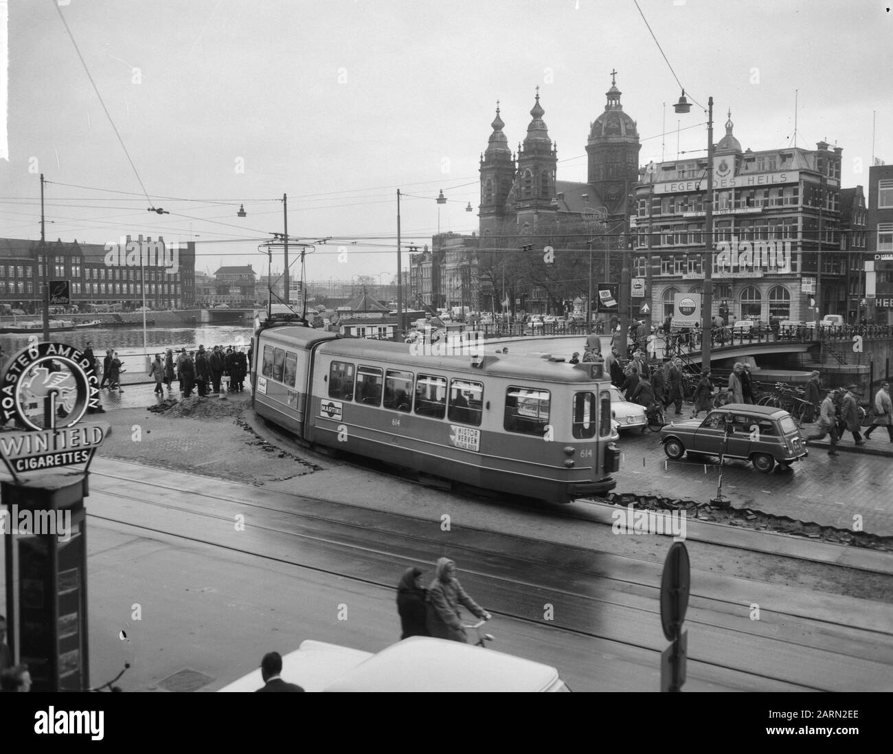 Tram su nuovo anello presso la stazione centrale lungo la chiesa di San Nicola Data: 22 ottobre 1963 Parole Chiave: Tram Foto Stock