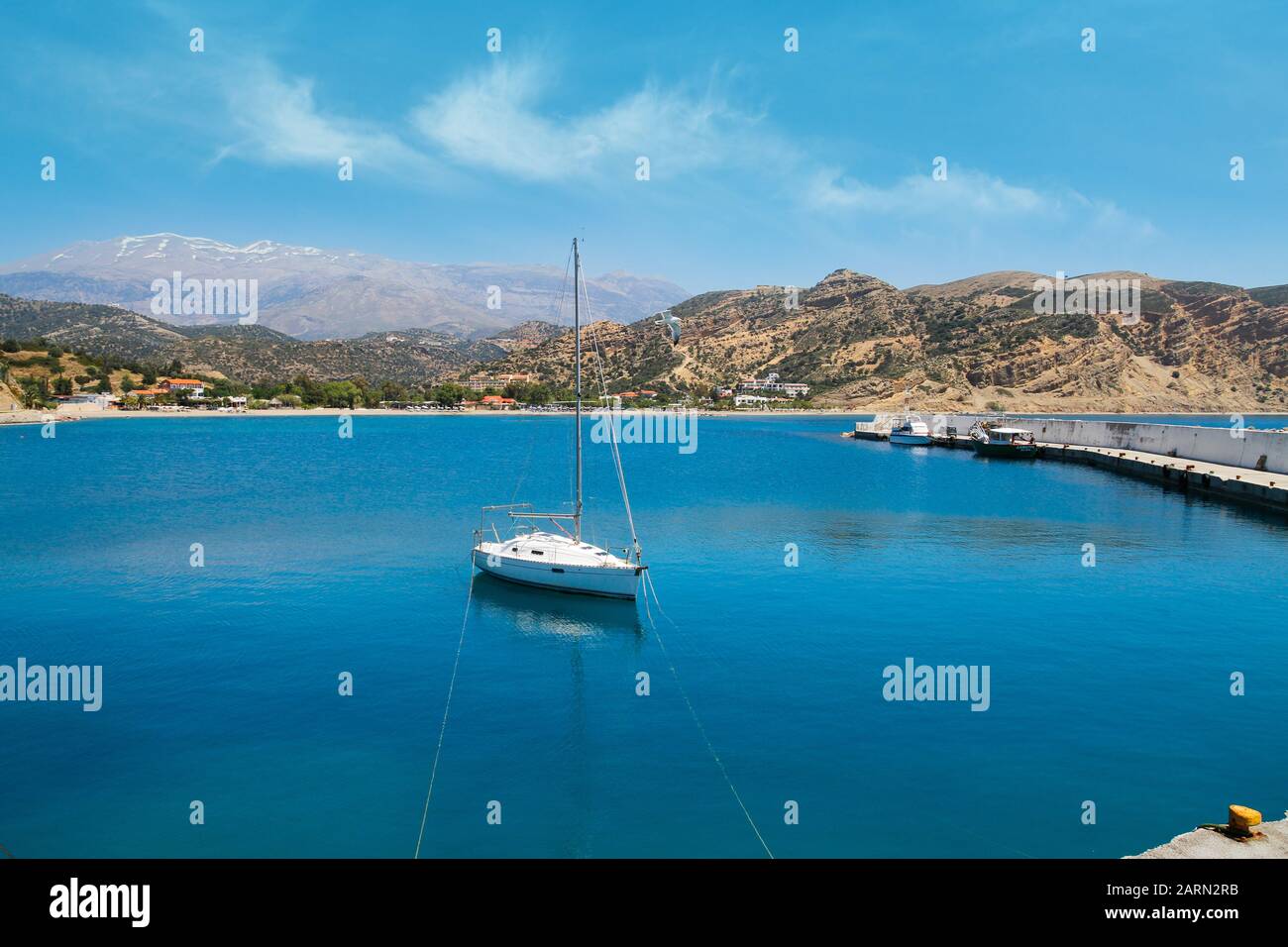Bella baia con barca a vela., Creta Foto Stock