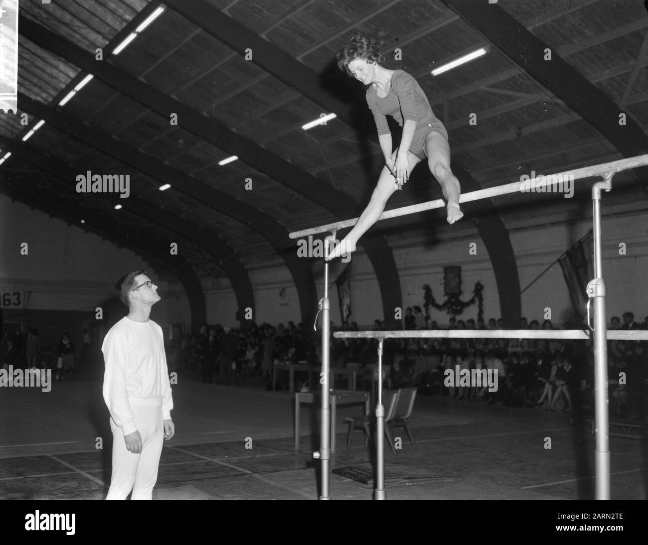 Finale Campionato Di Ginnastica Femminile Olandese A Enschede. Thea Belmer durante il suo salto dal ponte con strati irregolari Data: 8 Dicembre 1963 Località: Enschede Parole Chiave: CHAMPIES, Ginnastica, finali Nome personale: Belmer, Thea Foto Stock