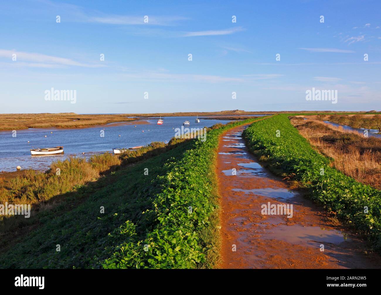 Una vista del percorso della costa di Norfolk da Overy Creek nel Norfolk nord a Burnham Overy Staitthe, Norfolk, Inghilterra, Regno Unito, Europa. Foto Stock