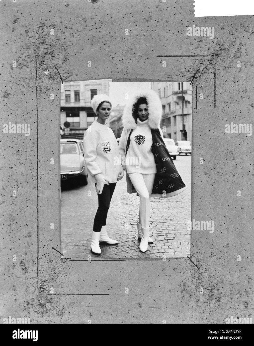 Modalità sci in segno di Winterolympiade Annotazione: Repronegative Data: 23 dicembre 1963 Località: Austria Foto Stock