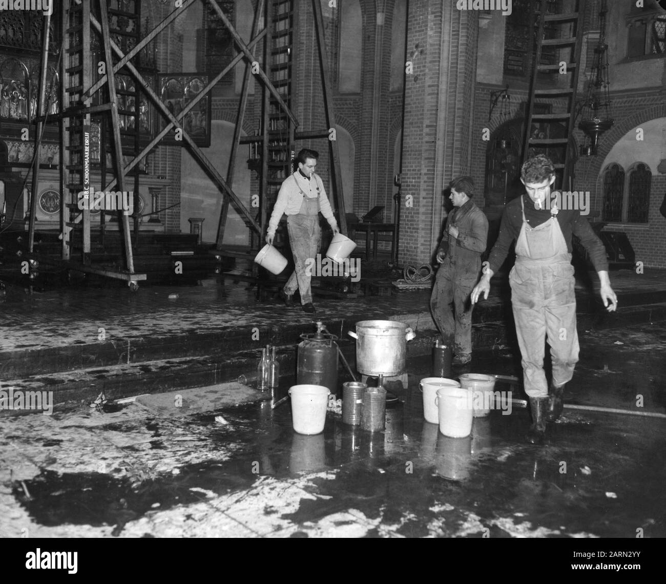 St. Lambertuskerk coperto sotto strato di fuliggine a Eindhoven, operai che lavorano con acqua calda e prodotti chimici Data: 10 gennaio 1964 luogo: Eindhoven Parole Chiave: Chiese Nome istituto: Sint-Lambertuskerk Foto Stock St. Lambertuskerk coperto sotto strato di fuliggine a Eindhoven, operai che lavorano con acqua calda e prodotti chimici Data: 10 gennaio 1964 luogo: Eindhoven Parole Chiave: Chiese Nome istituto: Sint-Lambertuskerk Foto Stock