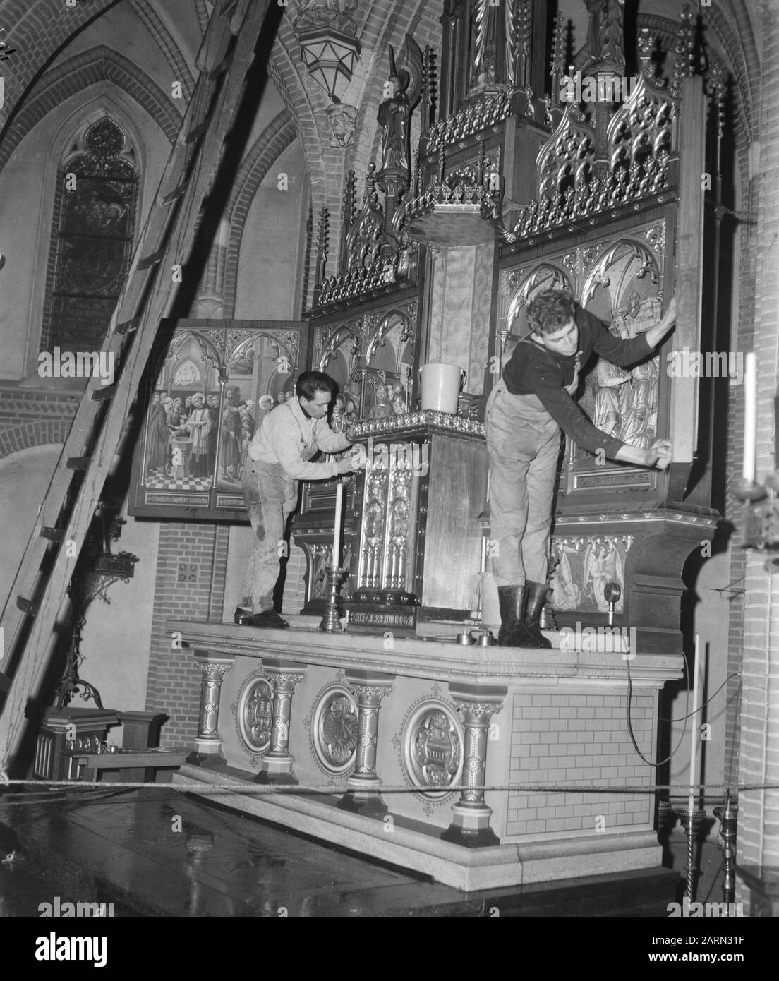 St. Lambertuskerk coperto sotto strato di fuliggine a Eindhoven, l'altare è in costruzione Data: 10 gennaio 1964 luogo: Eindhoven Parole Chiave: Chiese Nome istituto: Sint-Lambertuskerk Foto Stock