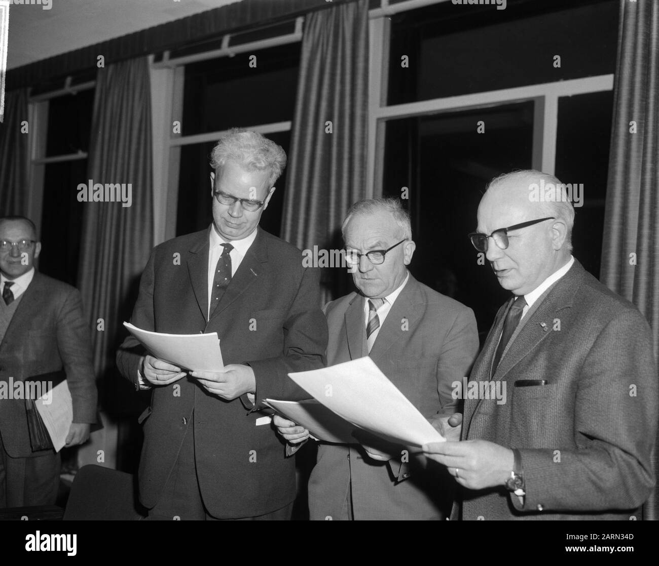 Nella costruzione della direzione del lavoro a Voorburg consultazione tra governo e imprese su salari e prezzi, il Ministro Bogaers, Data: 24 gennaio 1964 Località: Voorburg, Zuid-Holland Parole Chiave: Affari, MODI, PENSARE, PREZZI, edifici, ministeriali Nome personale: Bogaers, Pieter Foto Stock