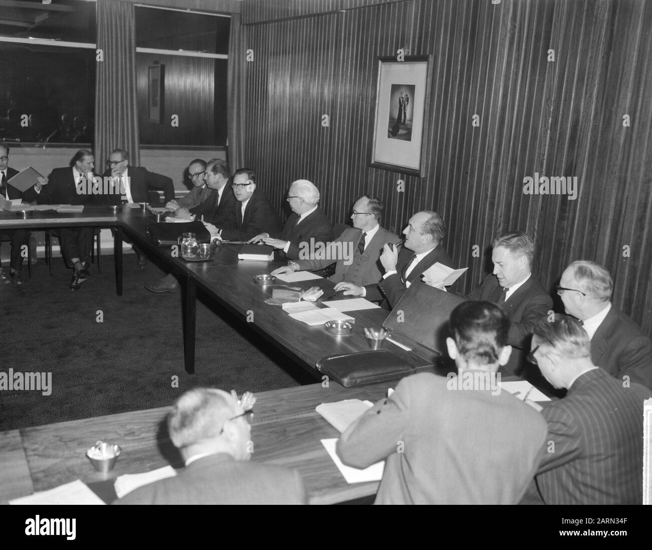 Nella costruzione della direzione del lavoro a Voorburg consultazione tra governo e imprese su salari e prezzi, il ministertable del ministro Data: 24 gennaio 1964 Località: Voorburg, Zuid-Holland Parole Chiave: Affari, MODI, PENSARE, PREZZI, edifici, ministeriali Nome personale: Bogaers, Pieter Foto Stock