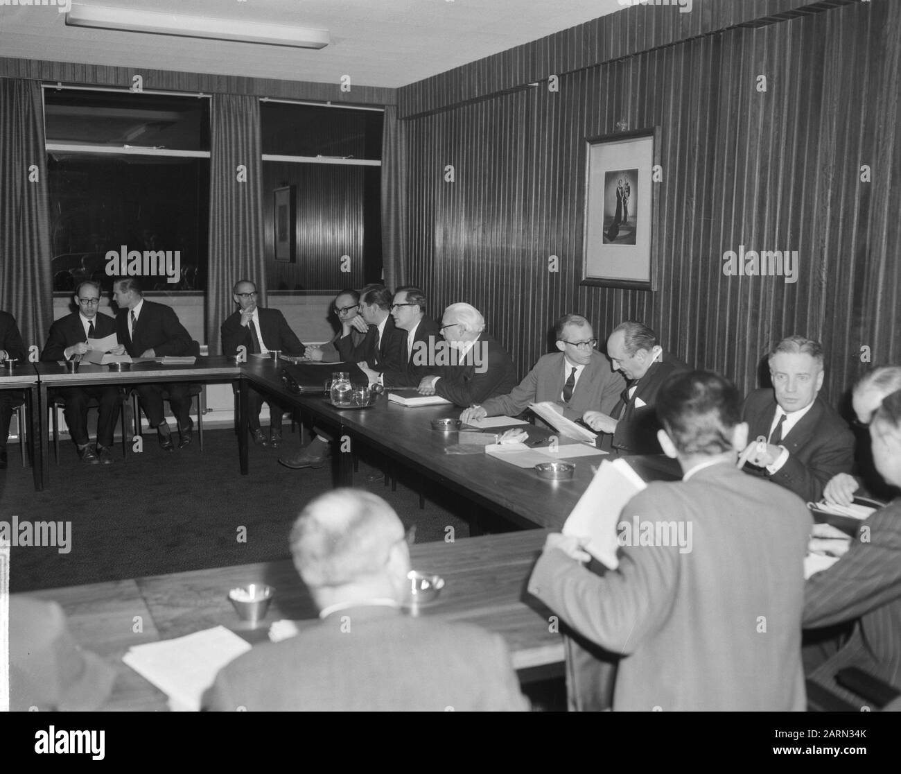Nella costruzione della direzione del lavoro a Voorburg consultazione tra governo e imprese su salari e prezzi, il Ministro Bogaers Data: 24 gennaio 1964 luogo: Voorburg, Zuid-Holland Parole Chiave: Affari, MODI, PENSARE, PREZZI, edifici, ministeriali Nome personale: Bogaers, Pieter Foto Stock
