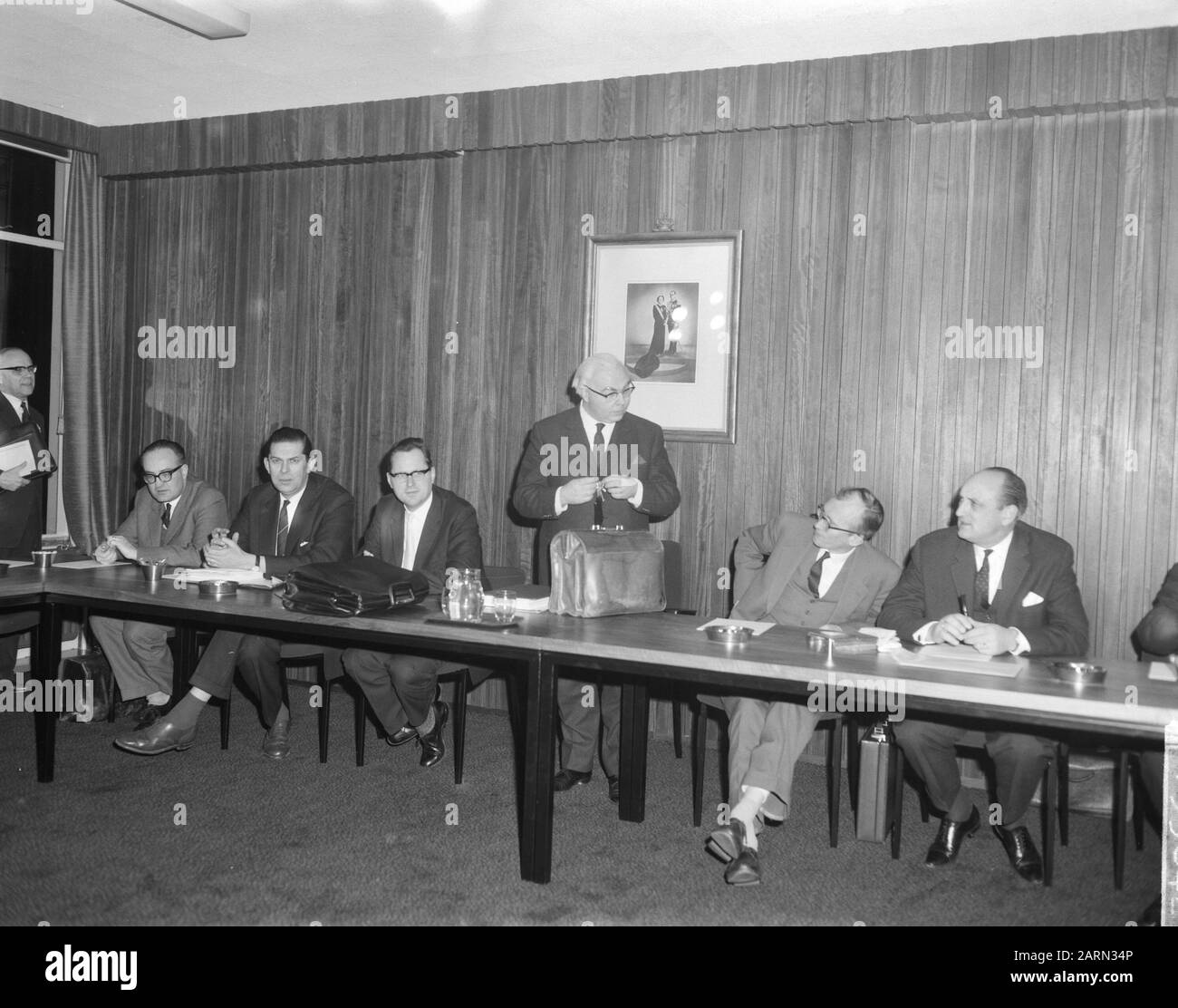 Nella costruzione della direzione del lavoro a Voorburg consultazione tra governo e imprese su salari e prezzi, il Ministro Bogaers Data: 24 gennaio 1964 luogo: Voorburg, Zuid-Holland Parole Chiave: Affari, MODI, PENSARE, PREZZI, edifici, ministeriali Nome personale: Bogaers, Pieter Foto Stock