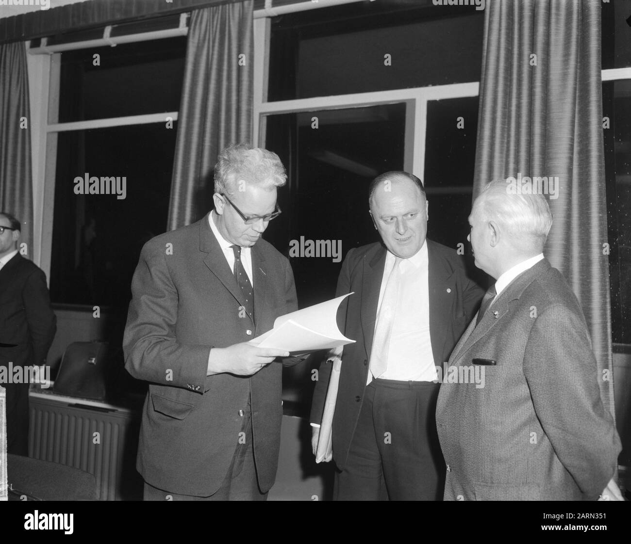 Nella costruzione della direzione del lavoro a Voorburg consultazione tra governo e imprese su salari e prezzi, il Ministro Bogaers Data: 24 gennaio 1964 luogo: Voorburg, Zuid-Holland Parole Chiave: Affari, MODI, PENSARE, PREZZI, edifici, ministeriali Nome personale: Bogaers, Pieter Foto Stock