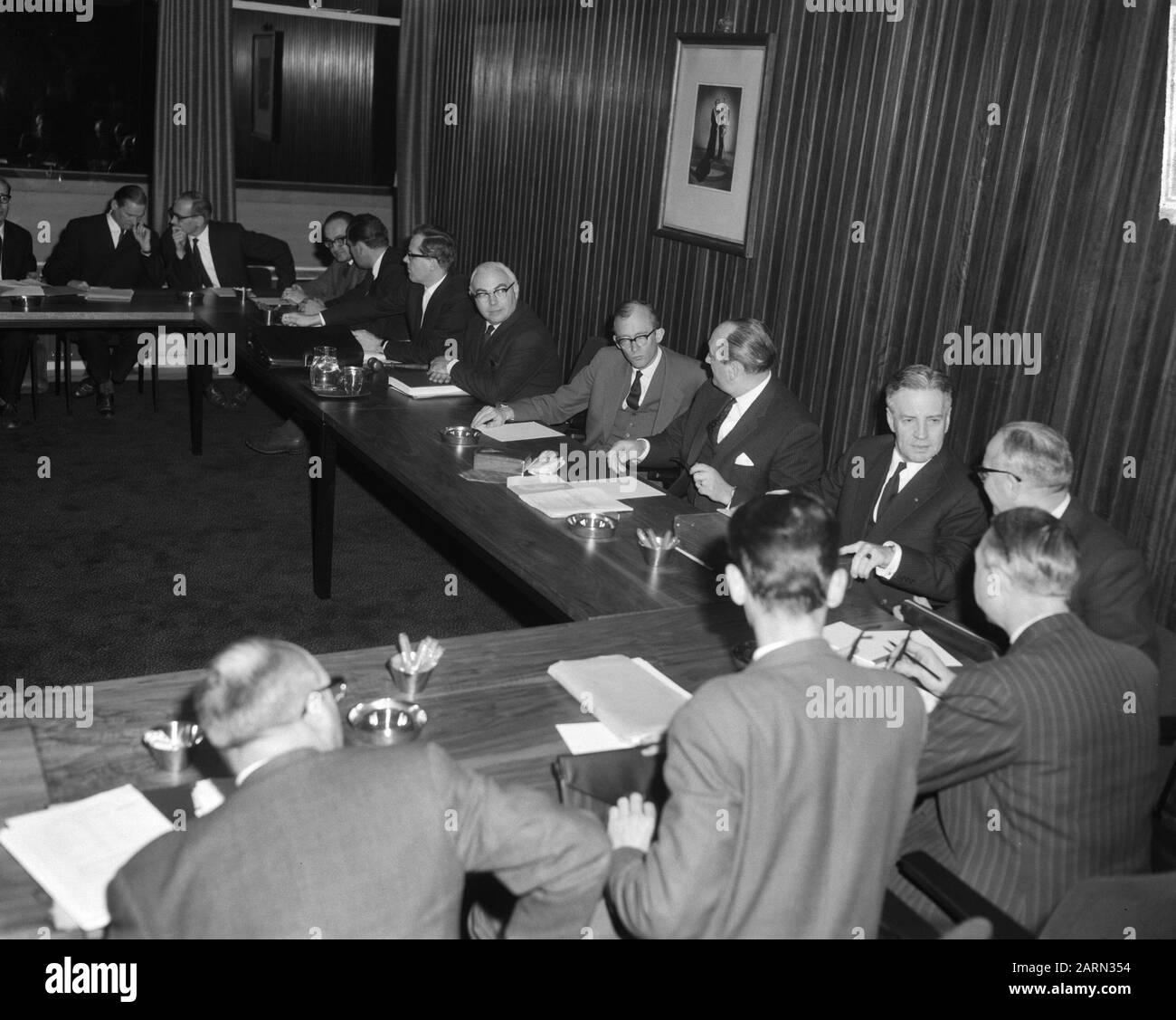 Nella costruzione della direzione del lavoro a Voorburg consultazione tra governo e imprese su salari e prezzi, il Ministro Bogaers Data: 24 gennaio 1964 luogo: Voorburg, Zuid-Holland Parole Chiave: Affari, MODI, PENSARE, PREZZI, edifici, ministeriali Nome personale: Bogaers, Pieter Foto Stock