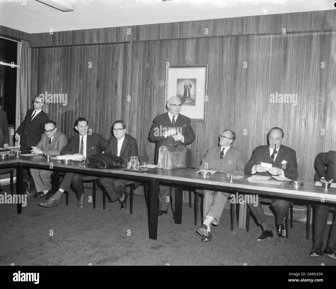 Nella costruzione della direzione del lavoro a Voorburg consultazione tra governo e imprese su salari e prezzi, il Ministro Bogaers Data: 24 gennaio 1964 luogo: Voorburg, Zuid-Holland Parole Chiave: Affari, MODI, PENSARE, PREZZI, edifici, ministeriali Nome personale: Bogaers, Pieter Foto Stock