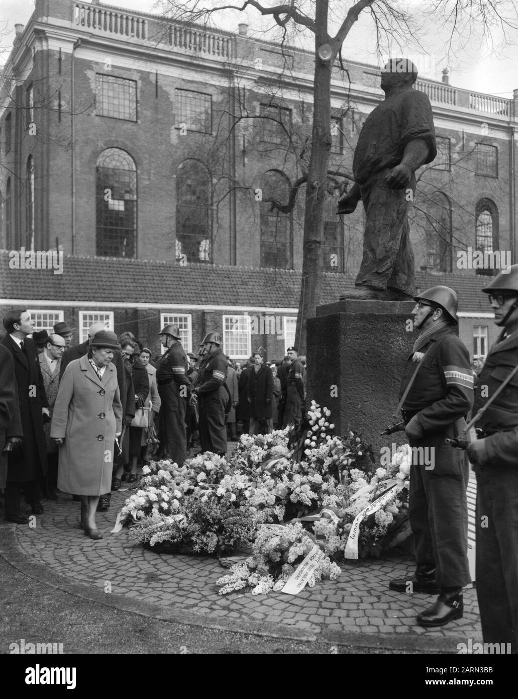 Commemorazione febbraio sciopero 1941 a Jonas Daniel Meijerplein. Dopo la posizione wreath la gente defilò oltre il monumento De Dokwerker Annotazione: De Dokwerker è un disegno di Mari Andriessen Datate: 25 febbraio 1964 Ubicazione: Amsterdam, Noord-Holland Parole Chiave: Wreaths, monumenti di guerra Foto Stock