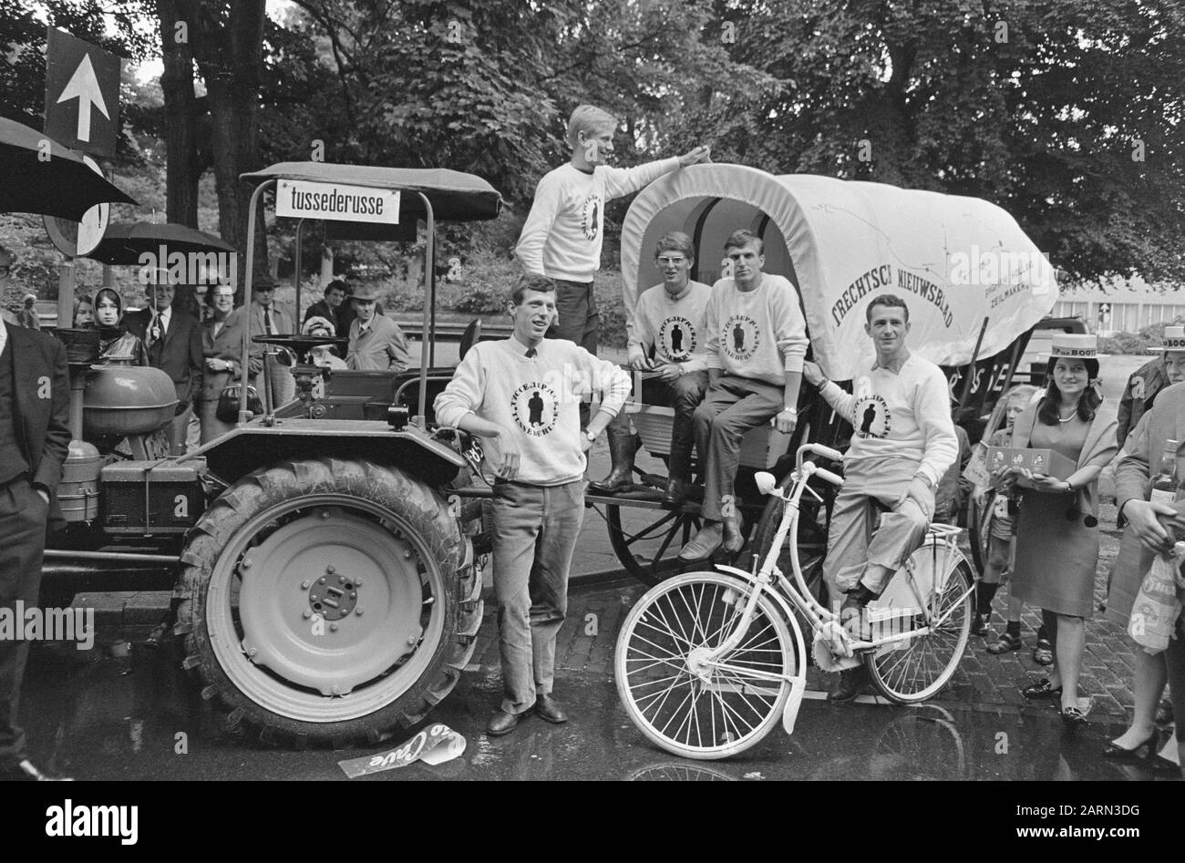 Cinque studenti di Utrecht per carro coperto alla Russia Data: 14 luglio 1966 luogo: Russia, Utrecht Parole Chiave: Studenti Foto Stock