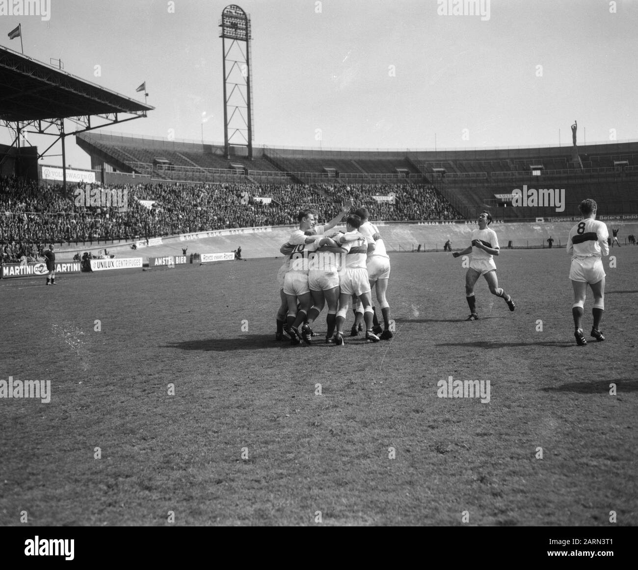 DWS contro DOS 3-1, Geurtsen circondato dai suoi compagni Data: 10 maggio 1964 Parole Chiave: Sport, calcio Foto Stock