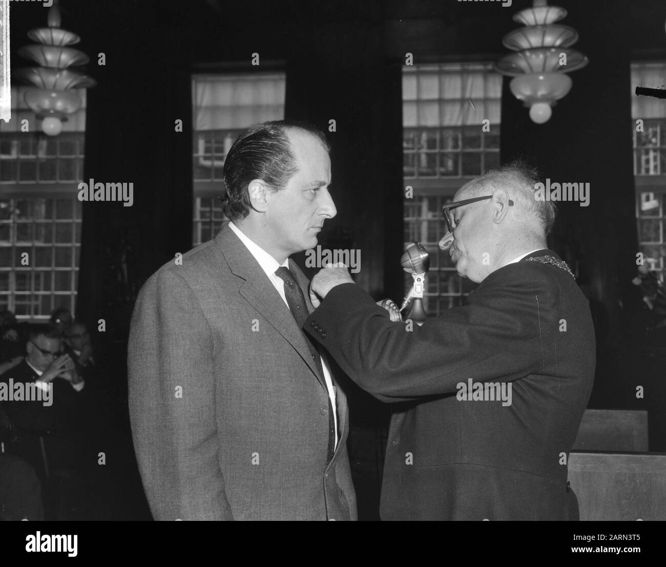 Premi Royal Awards, vice sindaci alderman Van Wijk gira il premio a A.C. Hermus Data: 29 Aprile 1964 Parole Chiave: Premi, Premi Nome personale: AC Hermus Foto Stock