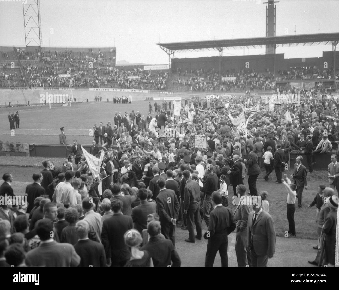 DWS contro GVAV 3-1, DWS campione Eredivisie, la cerimonia Data: 18 maggio 1964 Parole Chiave: Champions, sport, calcio Foto Stock