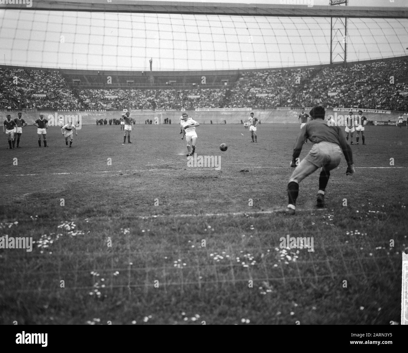 DWS vs GVAV 3-1, DWS campione Premier League, momento del gioco Data: 18 maggio 1964 Parole Chiave: Sport, calcio Foto Stock
