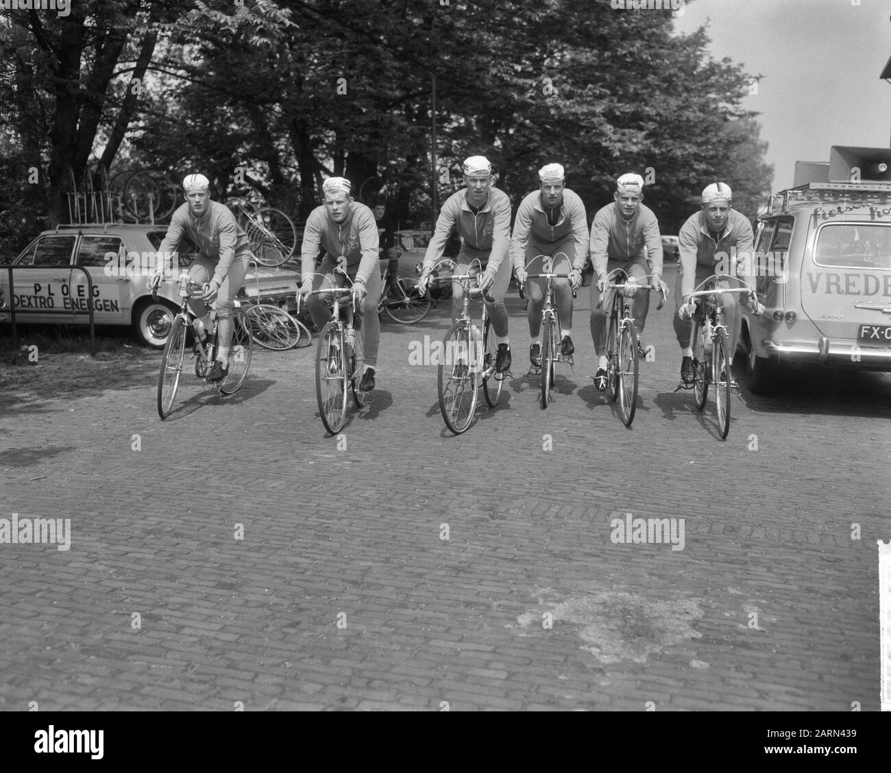 Inizia 13th Olympiatoer dai Paesi Bassi, le diverse squadre che cavalcano con Data: 21 maggio 1964 Parole Chiave: Ciclisti Foto Stock