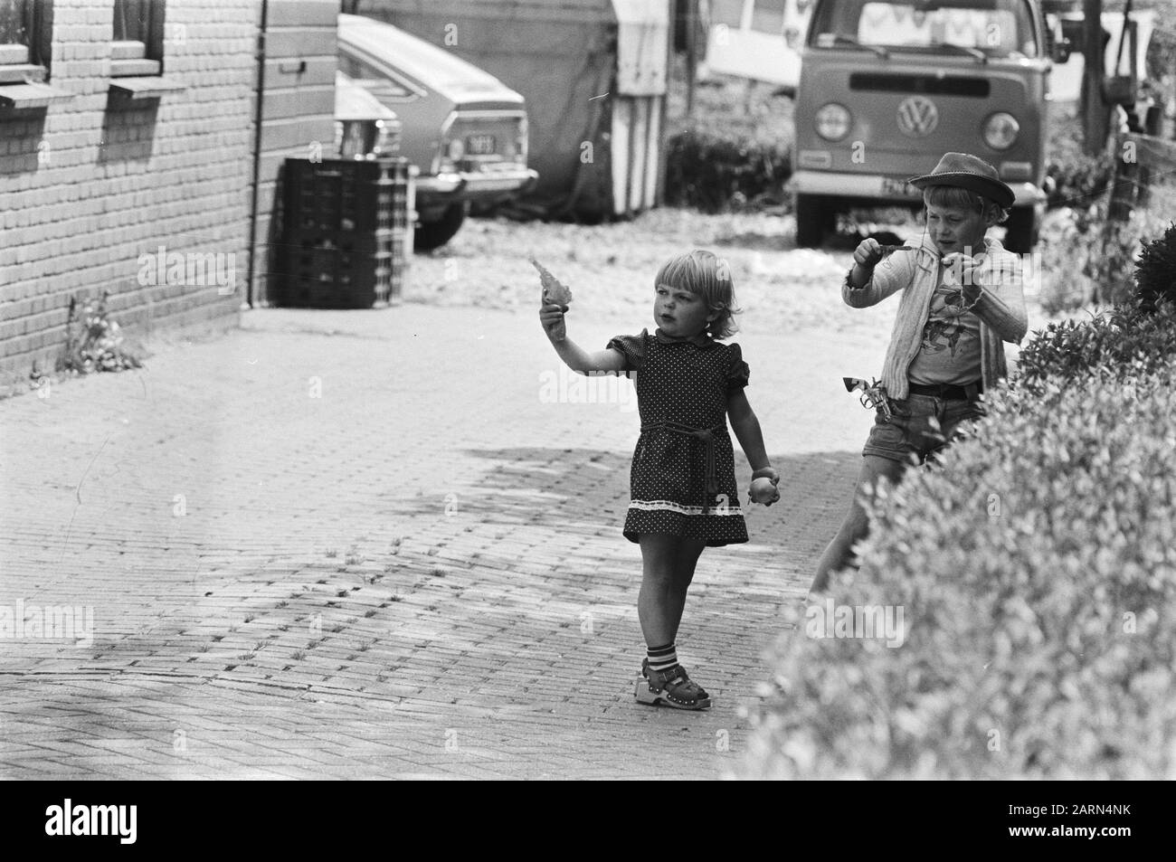 Quinto, sesto, settimo giorno ostaggio prendendo scuola Bovensmilde (Pentecoste); bambini con pistole giocattolo al deposito scolastico Data: 28 maggio 1977 luogo: Parole Chiave blande superiori: Ostaggio, bambini, scuole, giocattoli Foto Stock