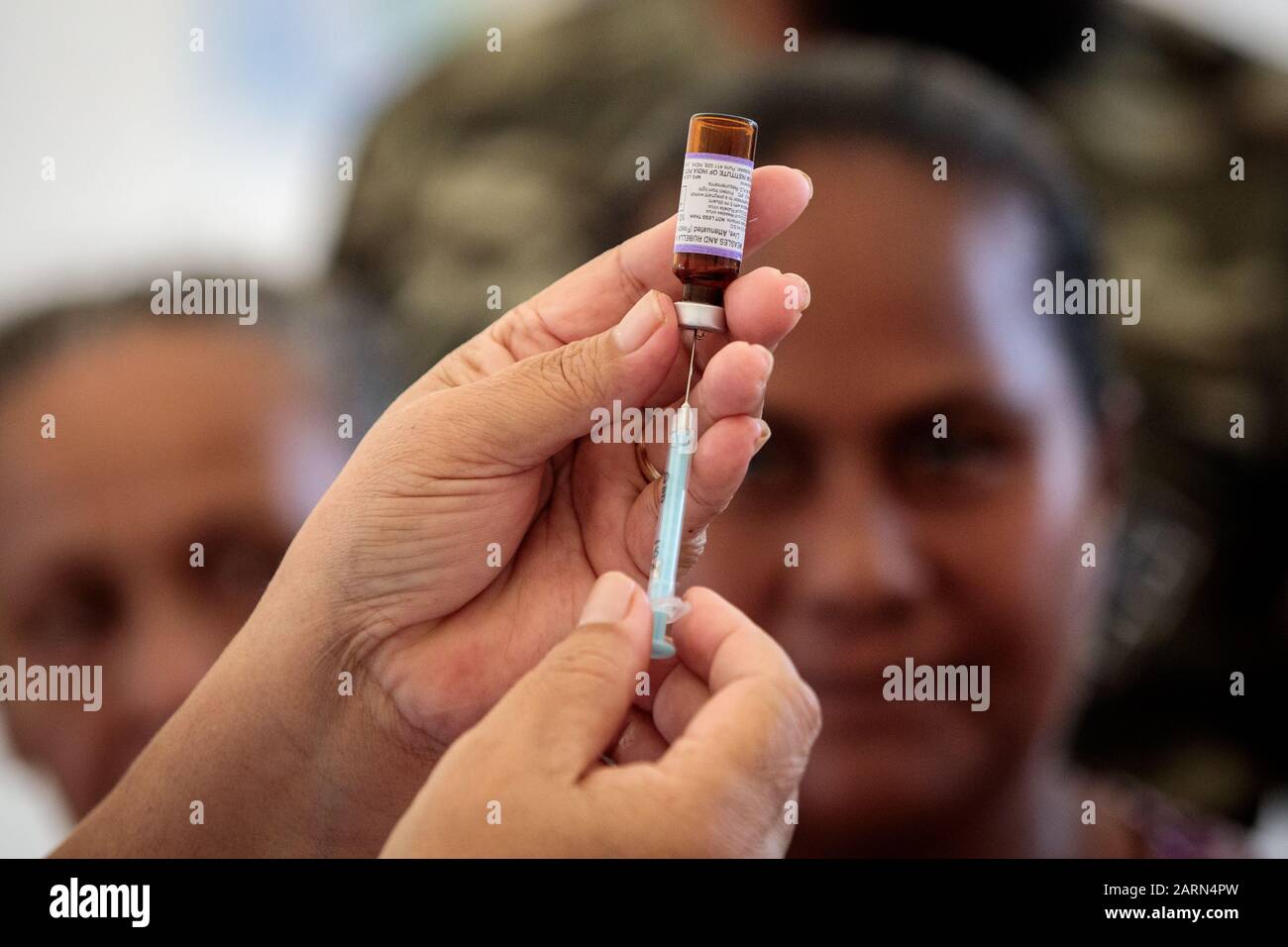 Apia, SAMOA: Le infermiere Samoane somministrano il vaccino contro il morbillo e la rosolia ai residenti locali presso una struttura della Croce Rossa il 3 dicembre 2019 ad Apia, Samoa. La piccola isola del Pacifico ha chiuso le scuole e imposto un coprifuoco per i bambini, dal momento che il tributo di morte per un focolaio di morbillo raggiunge più di 55 anni. (Foto - Jack Taylor) Foto Stock
