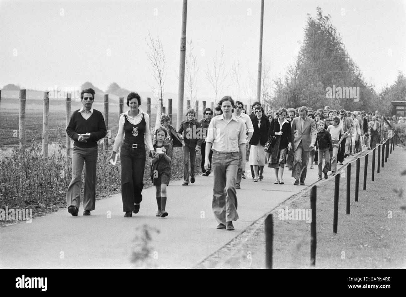 Quinto, sesto, settimo giorno di ostaggi scuola Bovensmilde (Pentecoste); bambini con genitori con sedie pieghevoli ritorno dal servizio di chiesa all'aperto Data: 28 maggio 1977 luogo: Bovensmilde Parole Chiave : ostaggi, servizi di chiesa, bambini, scuole Foto Stock