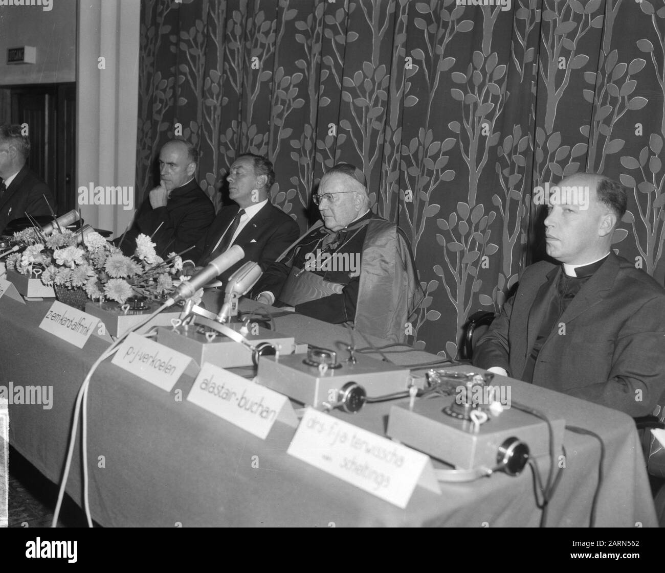 Congresso Internazionale Pax Christi a Den Bosch aperto da L.n.r. Cardinale Feltin (Parigi) Ministro Marijnen E Cardinale Alfrink Data: 8 Settembre 1964 Luogo: Den Bosch Parole Chiave: Congresso Nome Personale: Alfrink, Bernardus, Cardinal Feltin Nome Istituzione: Pax Christi Foto Stock