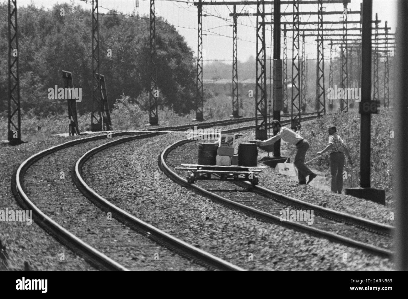 Quinto, sesto, settimo giorno ostaggio prendere treno De Punt (Pentecoste); cibo e bevande è portato a tre (sfondo) da camion Data: 28 maggio 1977 luogo: Il punto Parole Chiave: Cibo, ostaggi, treni Foto Stock