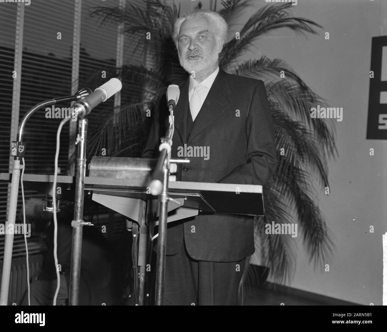 Nel Museo Stedelijk Sikkensprijs premiato, Van de Bundt Data: 26 settembre 1964 Parole Chiave: Musei, premi, premi Nome istituto: Sikkensprijs Foto Stock