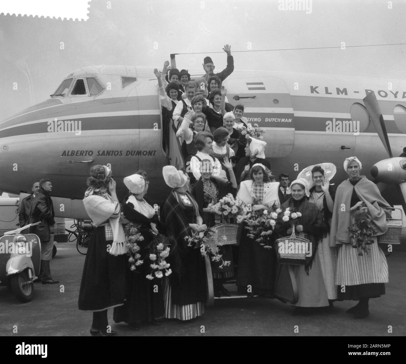 Giorno di risparmio del mondo arrivo ragazze viennesi Data: 28 ottobre 1964 Parole Chiave: Ragazze, arrivi Foto Stock