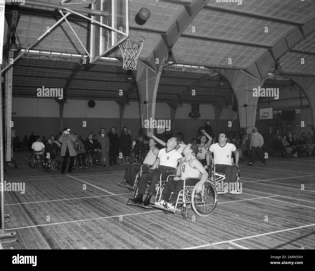 Torneo Internazionale Di Pallacanestro In Sedia A Rotelle In Rai, Momento Del Gioco Data: 28 Novembre 1964 Parole Chiave: Basket, Sedie A Rotelle, Tornei Istituto Nome: Rai Foto Stock